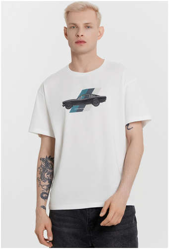 Футболка мужская белая с принтом в виде автомобиля Mark Formelle / 103234831 - вид 2